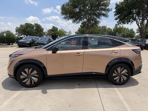 Sunrise Copper Pearl/Black Diamond Pearl 2023 Nissan ARIYA PREMIERE