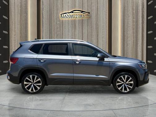 Platinum Gray Metall 2022 Volkswagen Taos 1.5T SE