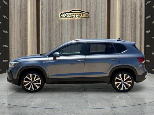 Platinum Gray Metall 2022 Volkswagen Taos 1.5T SE
