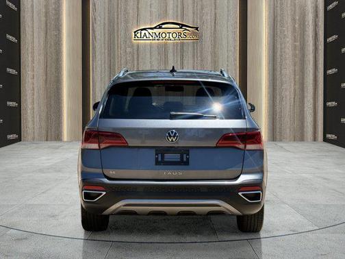Platinum Gray Metall 2022 Volkswagen Taos 1.5T SE