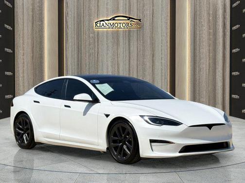 Pearl White Multi-Co 2022 Tesla Model S Plaid