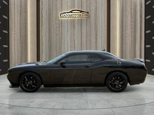 Pitch Black Clearcoat 2022 Dodge Challenger R/T