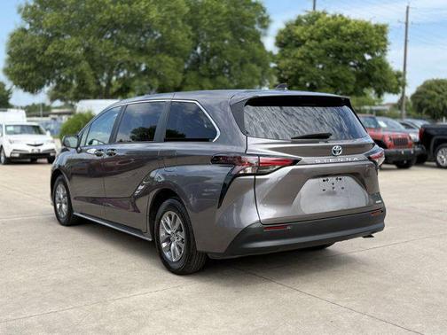 2024 Toyota Sienna LE