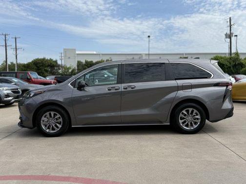 2024 Toyota Sienna LE
