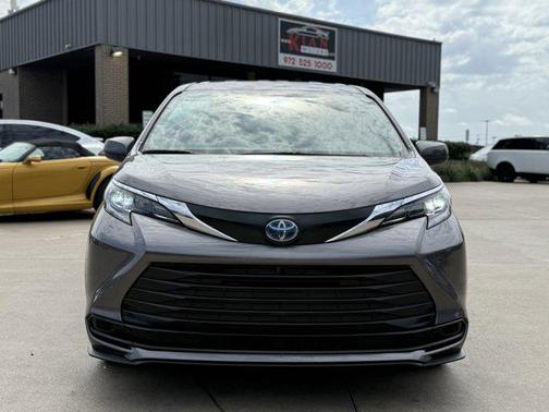 2024 Toyota Sienna LE