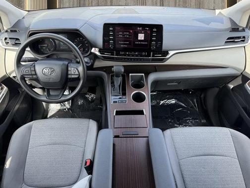 2024 Toyota Sienna LE