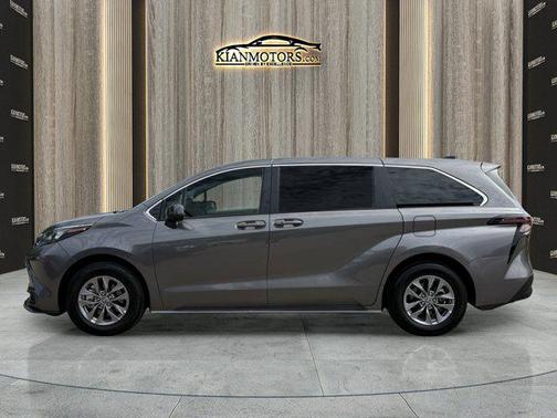 2024 Toyota Sienna LE