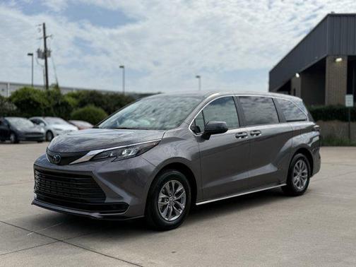 2024 Toyota Sienna LE