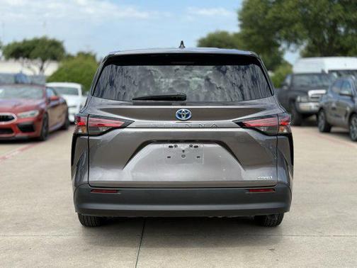 2024 Toyota Sienna LE