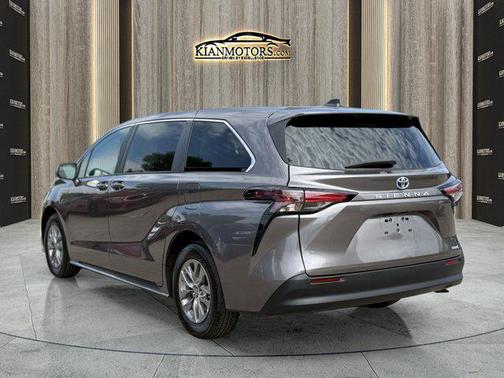 2024 Toyota Sienna LE
