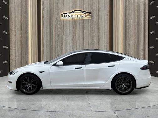 Pearl White Multi-Co 2022 Tesla Model S Plaid