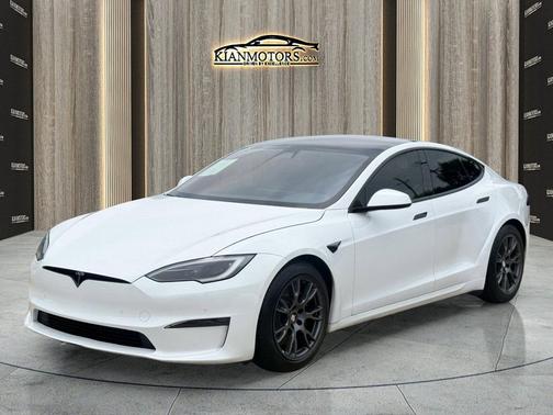 Pearl White Multi-Co 2022 Tesla Model S Plaid