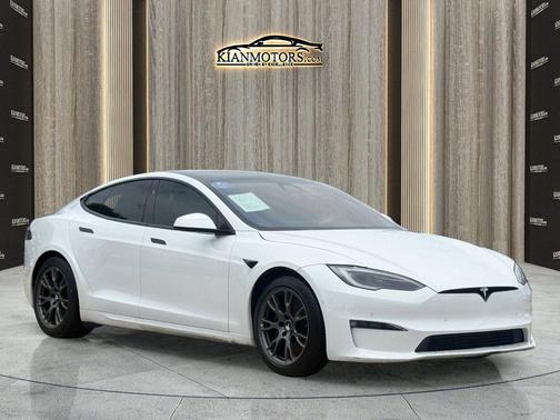 Pearl White Multi-Co 2022 Tesla Model S Plaid