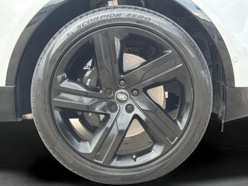 Fuji White 2023 Land Rover Discovery P360 Metropolitan Edition