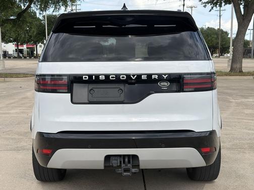 Fuji White 2023 Land Rover Discovery P360 Metropolitan Edition