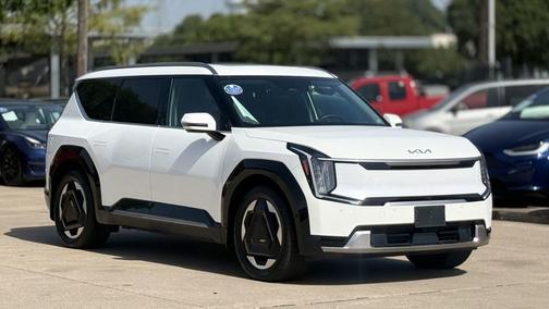 Snow White Pearl 2024 Kia EV9 Land