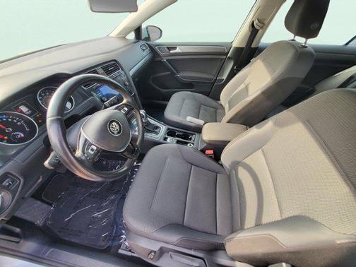 2017 Volkswagen e-Golf SE