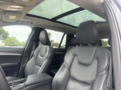 Onyx Black Metallic 2025 Volvo XC90 Plug-In Hybrid T8 Ultra 7-Seater