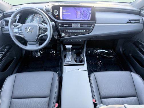 2025 Lexus ES 300h F SPORT Design