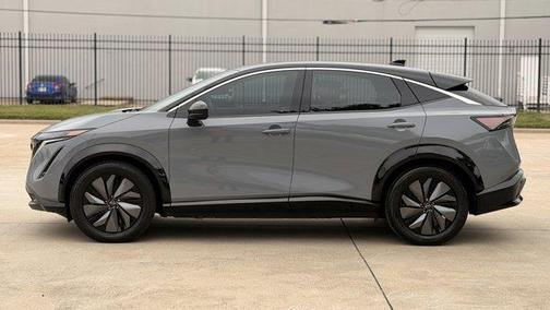 Boulder Gray Pearl/Black Diamond Pearl 2024 Nissan ARIYA ENGAGE