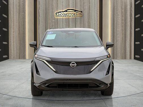 Boulder Gray Pearl/Black Diamond Pearl 2024 Nissan ARIYA ENGAGE