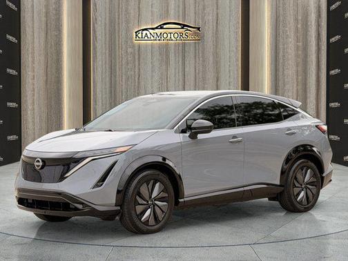 Boulder Gray Pearl/Black Diamond Pearl 2024 Nissan ARIYA ENGAGE