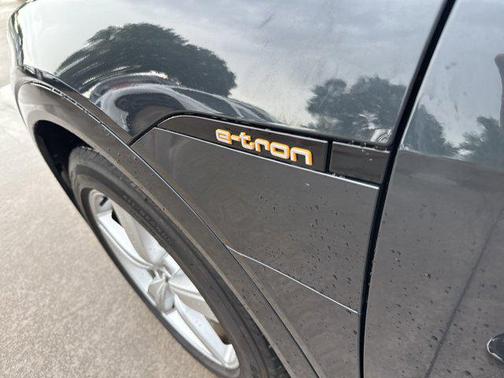 2019 Audi e-tron Premium Plus