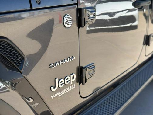 Granite Crystal Metallic Clearcoat 2020 Jeep Wrangler Unlimited Sahara