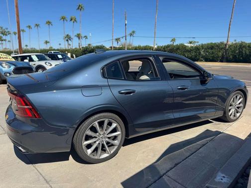 2021 Volvo S60 T5 Momentum