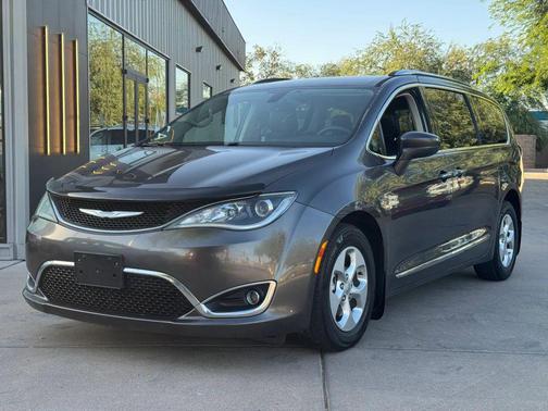 Granite Crystal Metallic Clearcoat 2017 Chrysler Pacifica Touring-L