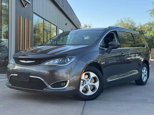 Granite Crystal Metallic Clearcoat 2017 Chrysler Pacifica Touring-L