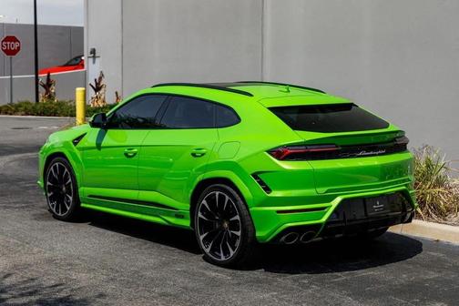 Green 2025 Lamborghini Urus SE