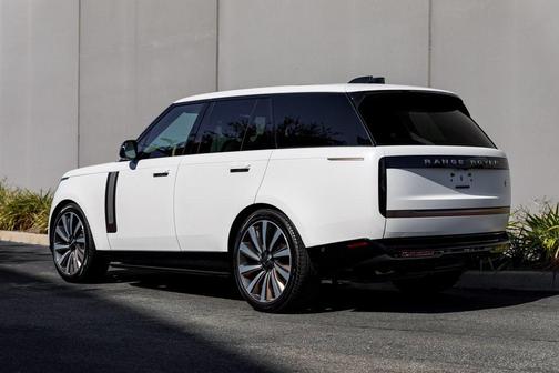 2024 Land Rover Range Rover P615 SV