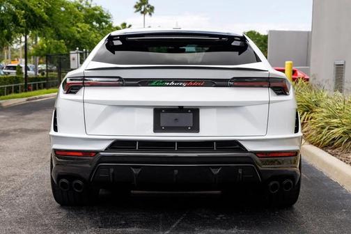 White 2024 Lamborghini Urus Performante