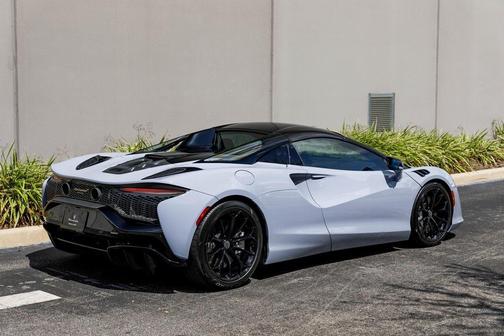 2025 McLaren Artura 