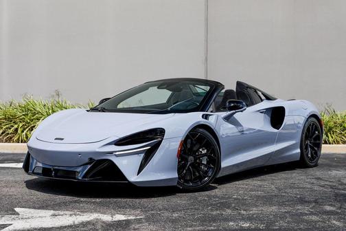 2025 McLaren Artura 