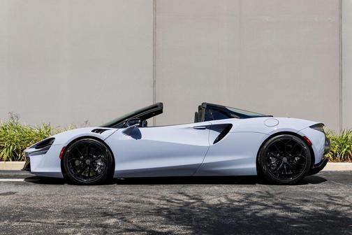 2025 McLaren Artura 