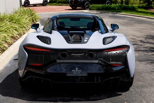 2025 McLaren Artura 