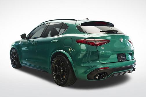 Verde Montreal Tri-Coat 2023 Alfa Romeo Stelvio Quadrifoglio