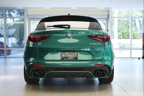 Verde Montreal Tri-Coat 2023 Alfa Romeo Stelvio Quadrifoglio