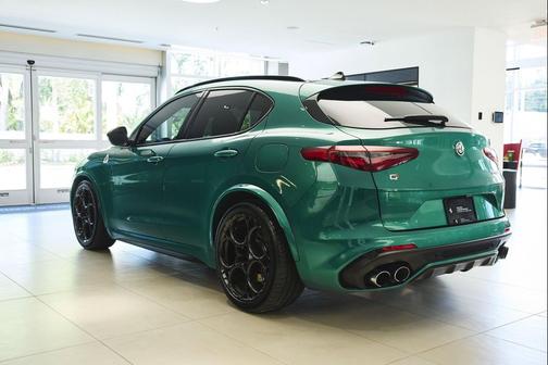Verde Montreal Tri-Coat 2023 Alfa Romeo Stelvio Quadrifoglio