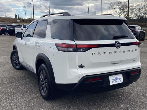 2023 Nissan Pathfinder SV