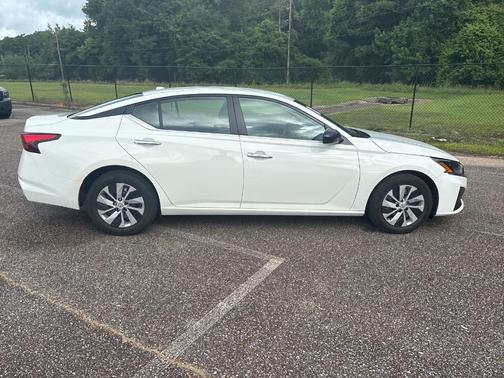 Glacier White 2025 Nissan Altima S