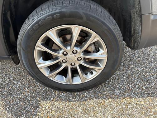 Sting Gray Clearcoat 2021 Jeep Cherokee Latitude Plus