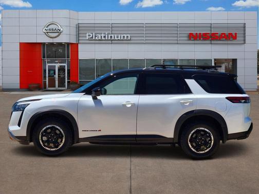 Everest White Pearl Tricoat/Super Black 2026 Nissan Pathfinder Rock Creek