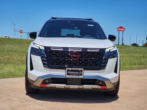 Everest White Pearl Tricoat/Super Black 2026 Nissan Pathfinder Rock Creek