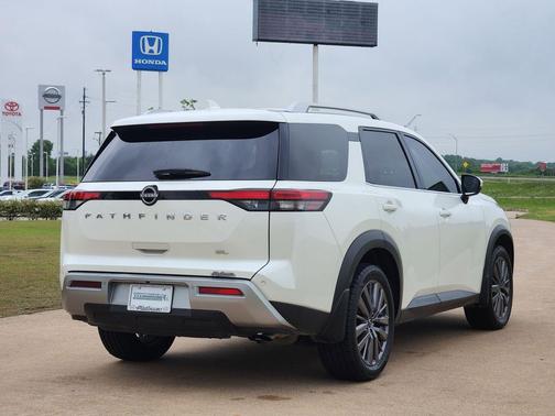 Pearl White Tricoat 2022 Nissan Pathfinder SL 2WD