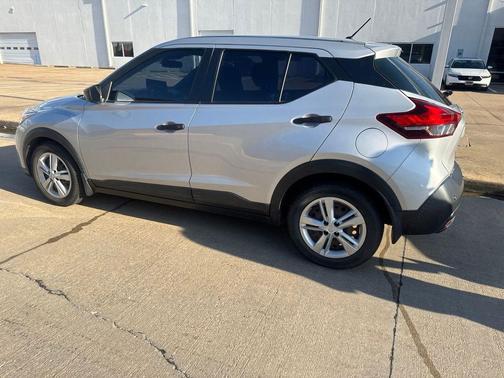 Brilliant Silver Metallic 2020 Nissan Kicks S