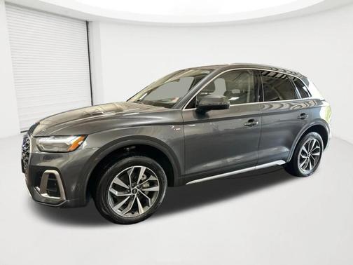 Daytona Gray Pearl Effect 2024 Audi Q5 45 S line quattro Premium