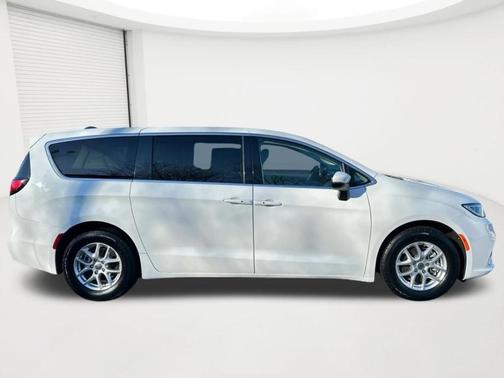 Bright White Clearcoat 2023 Chrysler Pacifica Touring-L